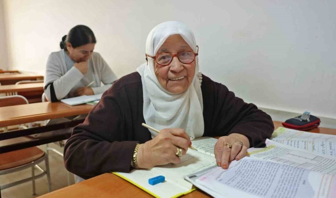 84 yaşındaki Antalyalı Ayşe Bilgiç okuma yazmayı, Afrika ülkesi olan