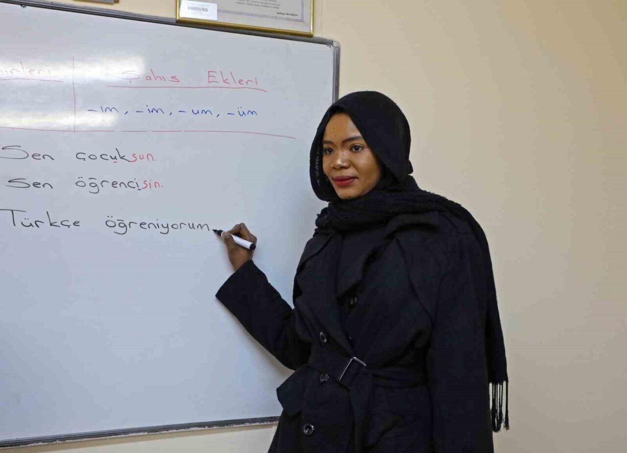 84 yaşındaki Ayşe Nine okuma yazmayı, Afrikalı Cisse Türkçeyi ATASEM’de öğreniyor