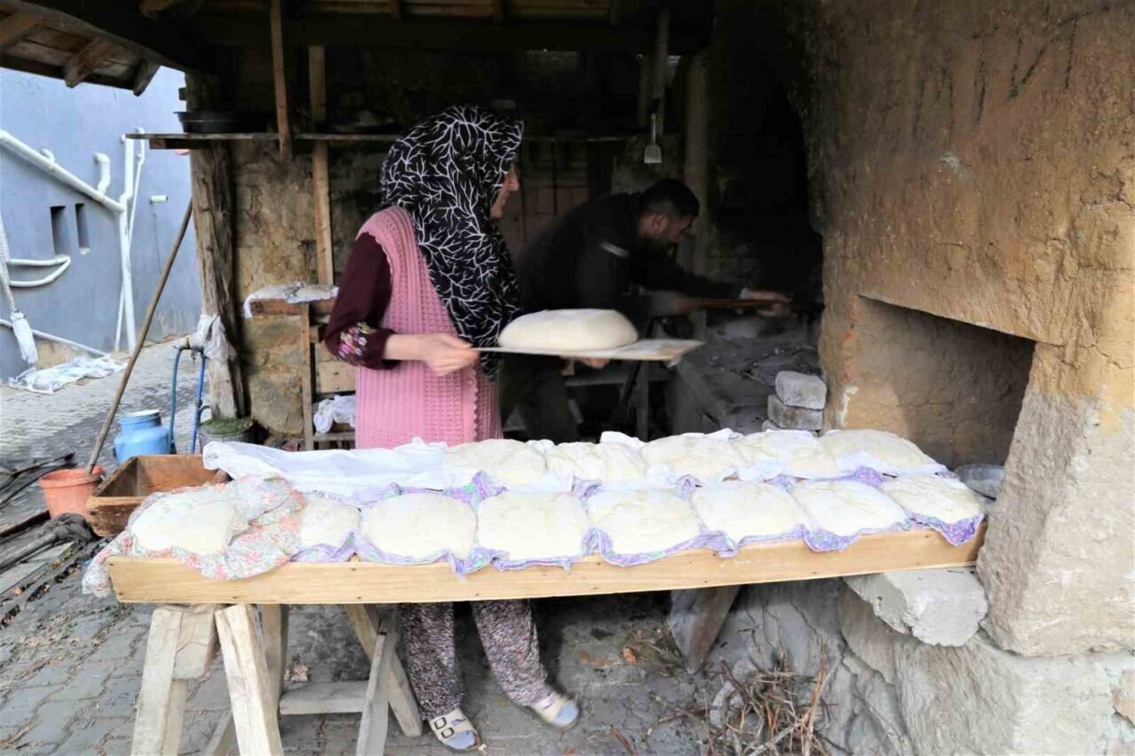 Aile ekonomileri için ekmeklerini kendileri yapıyor