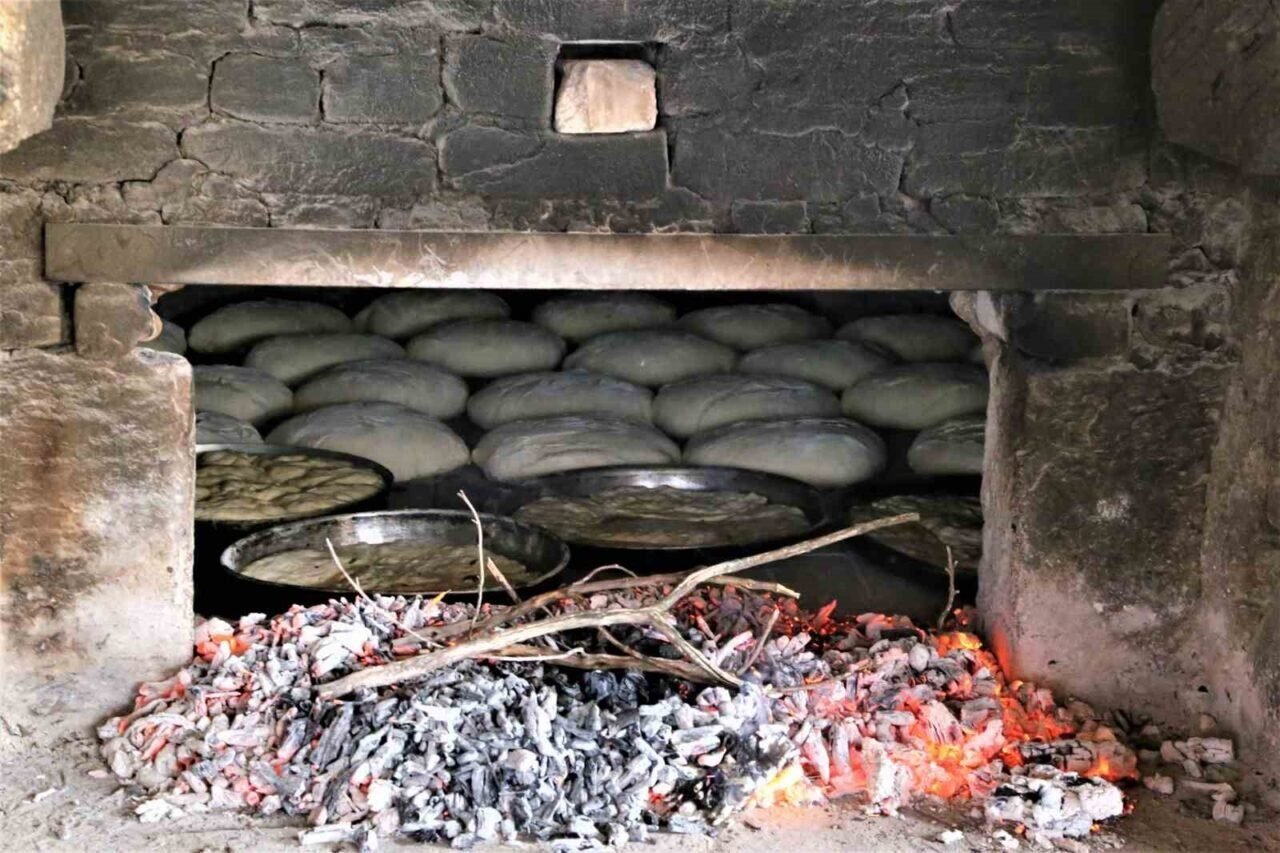 Aile ekonomileri için ekmeklerini kendileri yapıyor