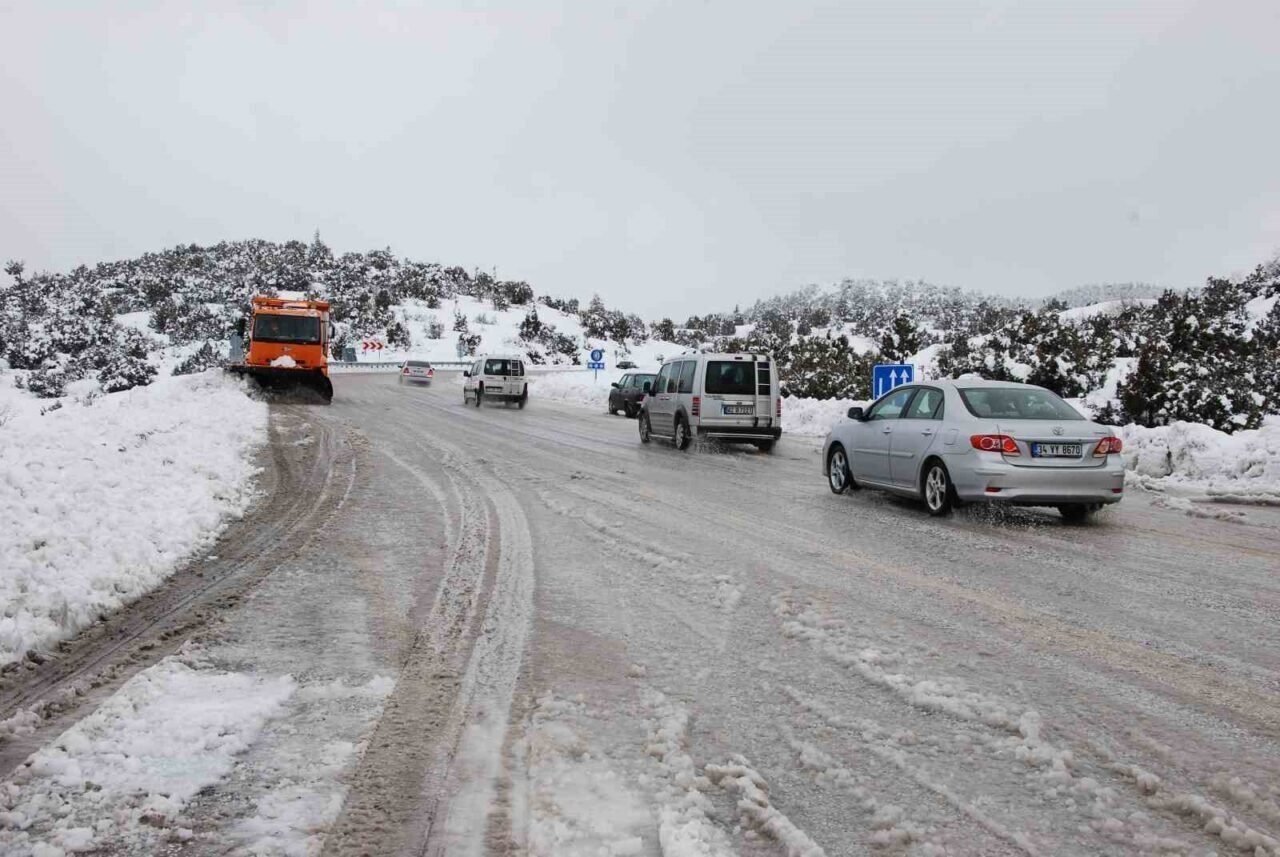 Antalya-Konya karayolunda kar yağışı