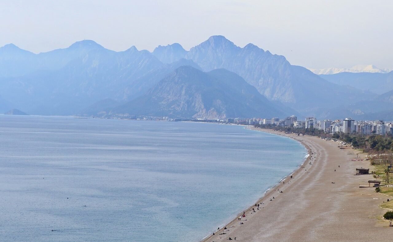 Antalya Körfezi’nde ilk kez görüntülere yansıdı: Sadece berrak suda görülebiliyor
