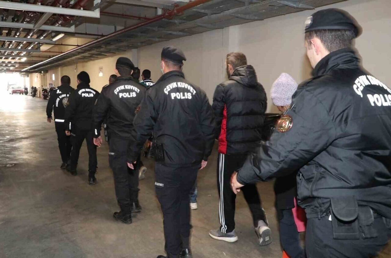 Antalya’da son 1 haftada aranan 542 suçlu yakalandı Antalya’da son 1 haftada aranan 542 suçlu yakalandı