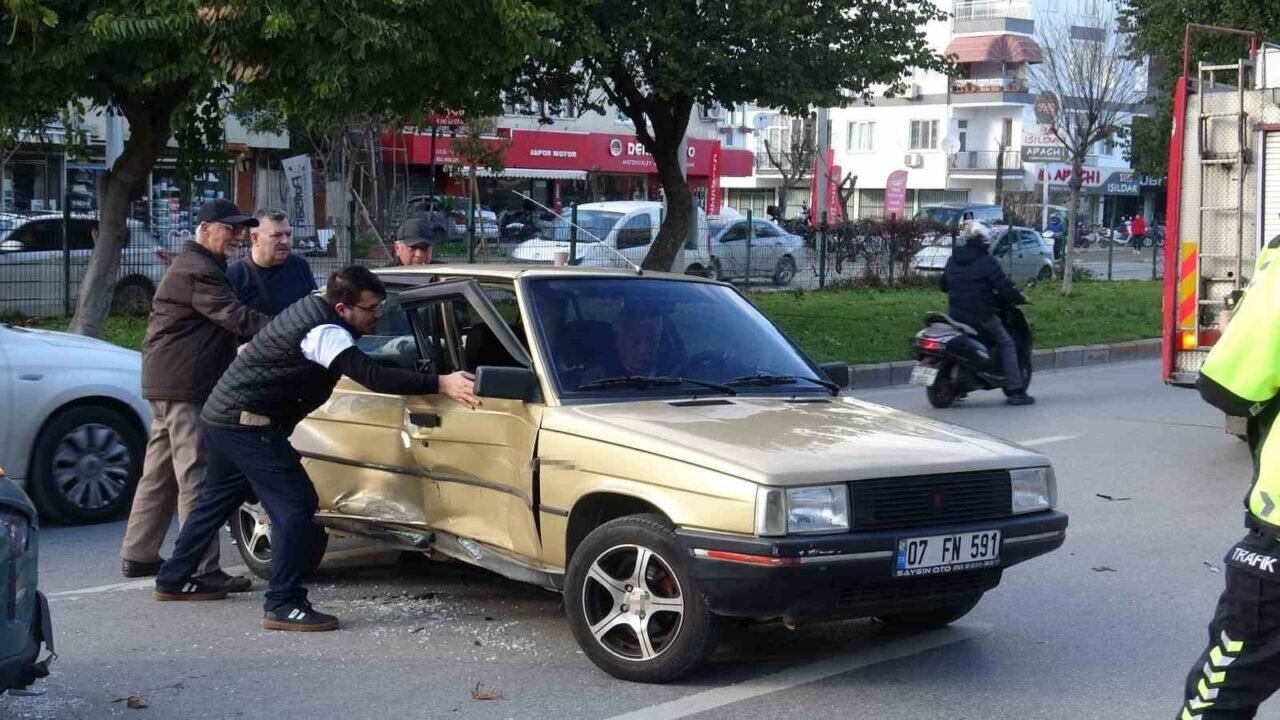 Antalya’da trafik kazası, araçta sıkışan yaralıyı itfaiye ve sağlık ekipleri çıkardı