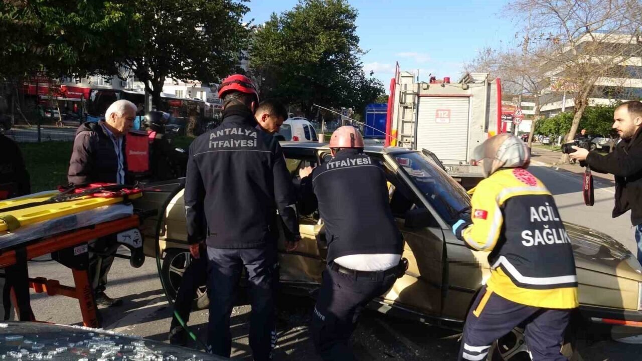 Antalya’da trafik kazası, araçta sıkışan yaralıyı itfaiye ve sağlık ekipleri çıkardı