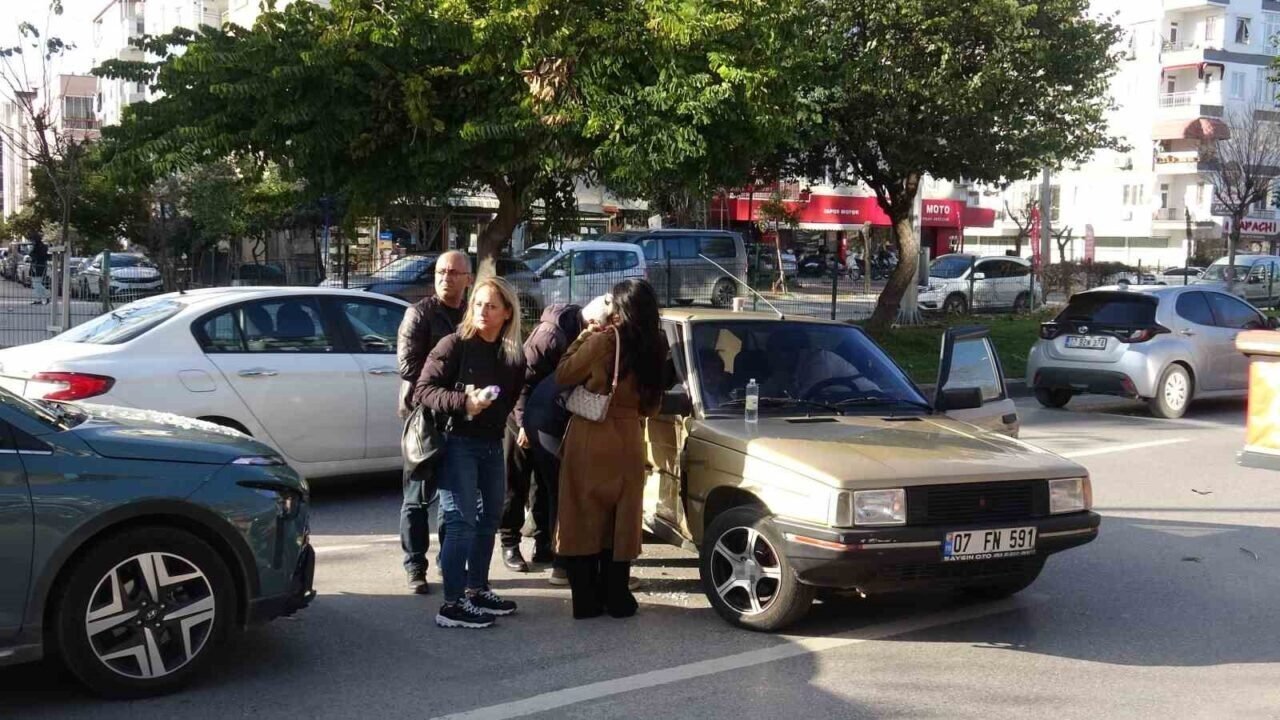 Antalya’da trafik kazası, araçta sıkışan yaralıyı itfaiye ve sağlık ekipleri çıkardı