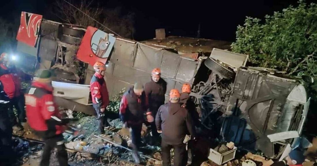 Antalya’da yolcu otobüsünün şarampole uçması sonucu 33 kişinin yaralandığı kazada