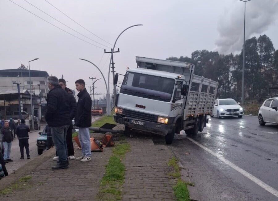 Aydın’ın Köşk ilçesinde hakimiyeti kaybolup kaldırıma çıkan kamyonun çarptığı trafik