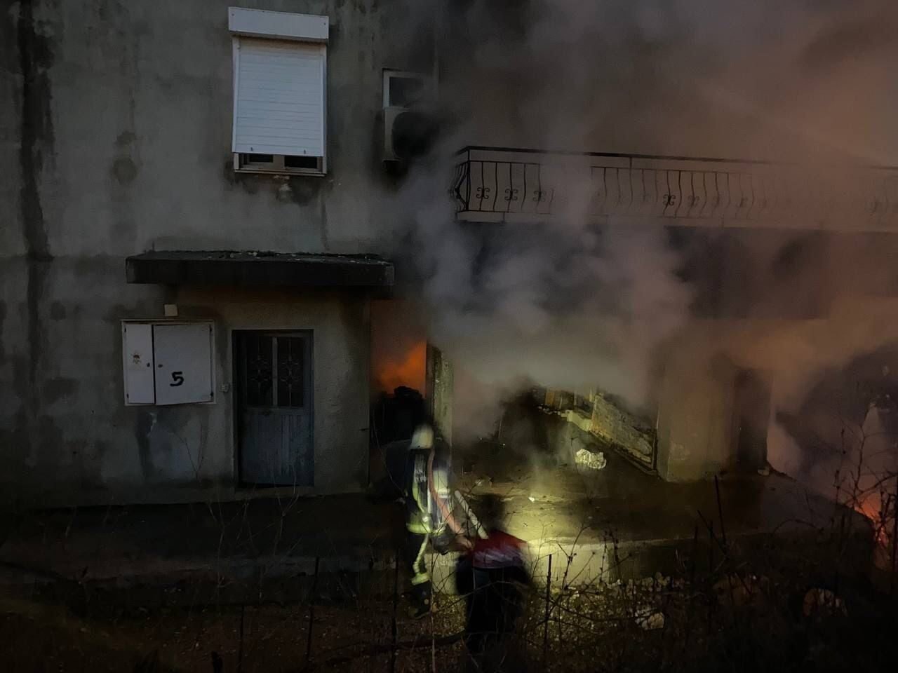 Babasının evini yakıp, elinde av tüfeğiyle itfaiyecilerin yangına müdahalesini engelledi