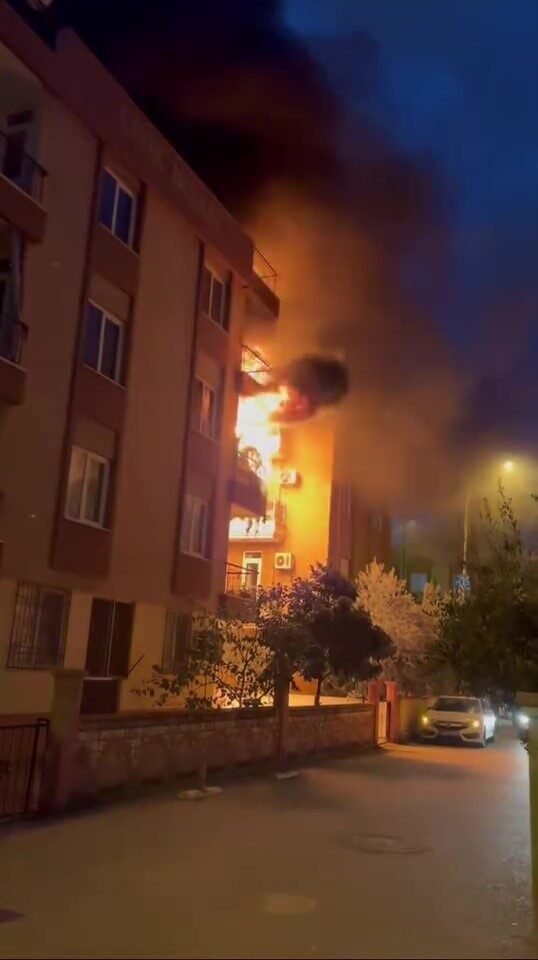 Balkona stoklanan cep telefonu bataryaları bomba gibi patladı, mahalleli sokağa döküldü