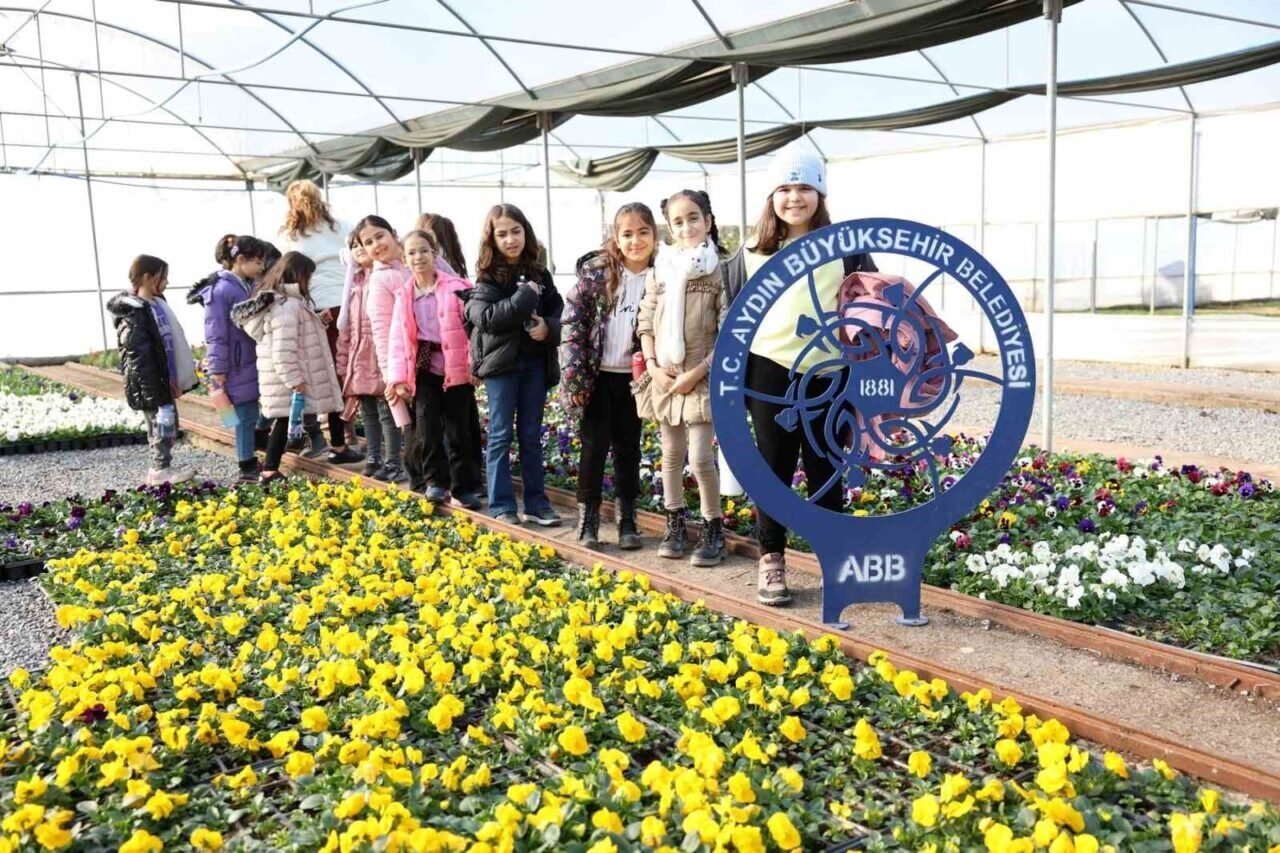 Başkan Çerçioğlu Aydınlı öğrencilere doğa sevgisini öğretiyor