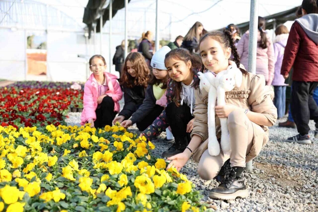 Başkan Çerçioğlu Aydınlı öğrencilere doğa sevgisini öğretiyor