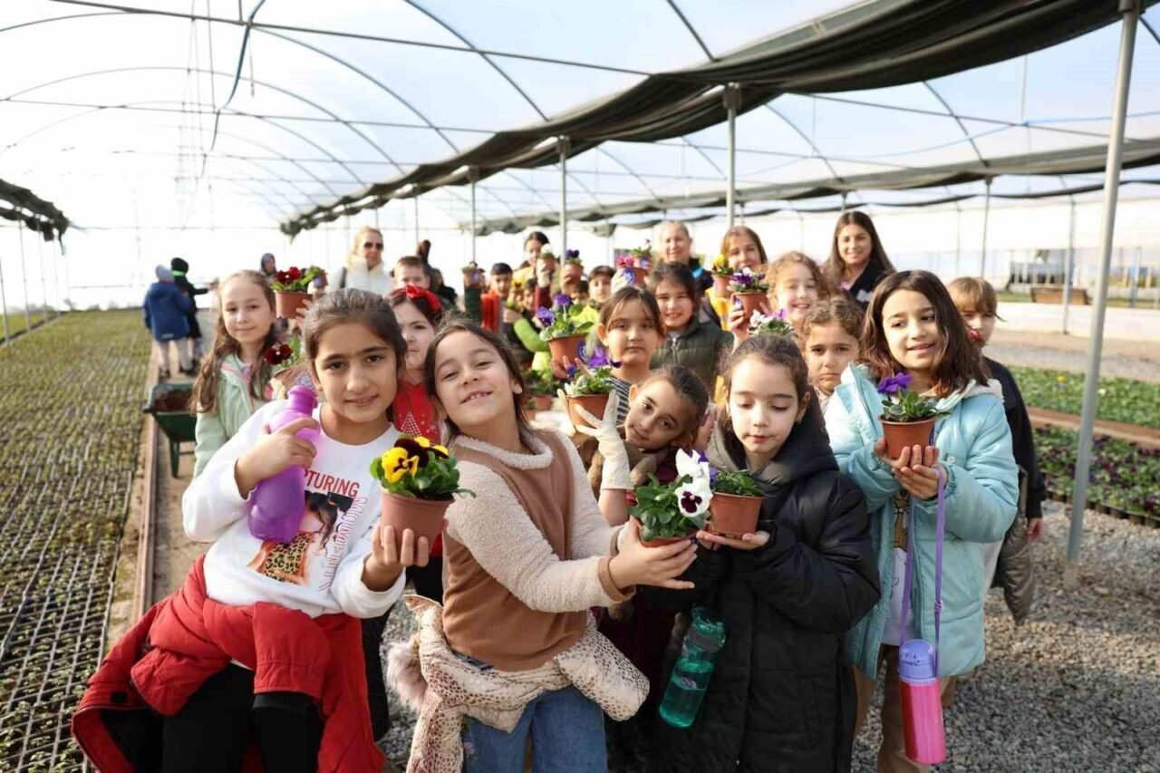 Başkan Çerçioğlu Aydınlı öğrencilere doğa sevgisini öğretiyor