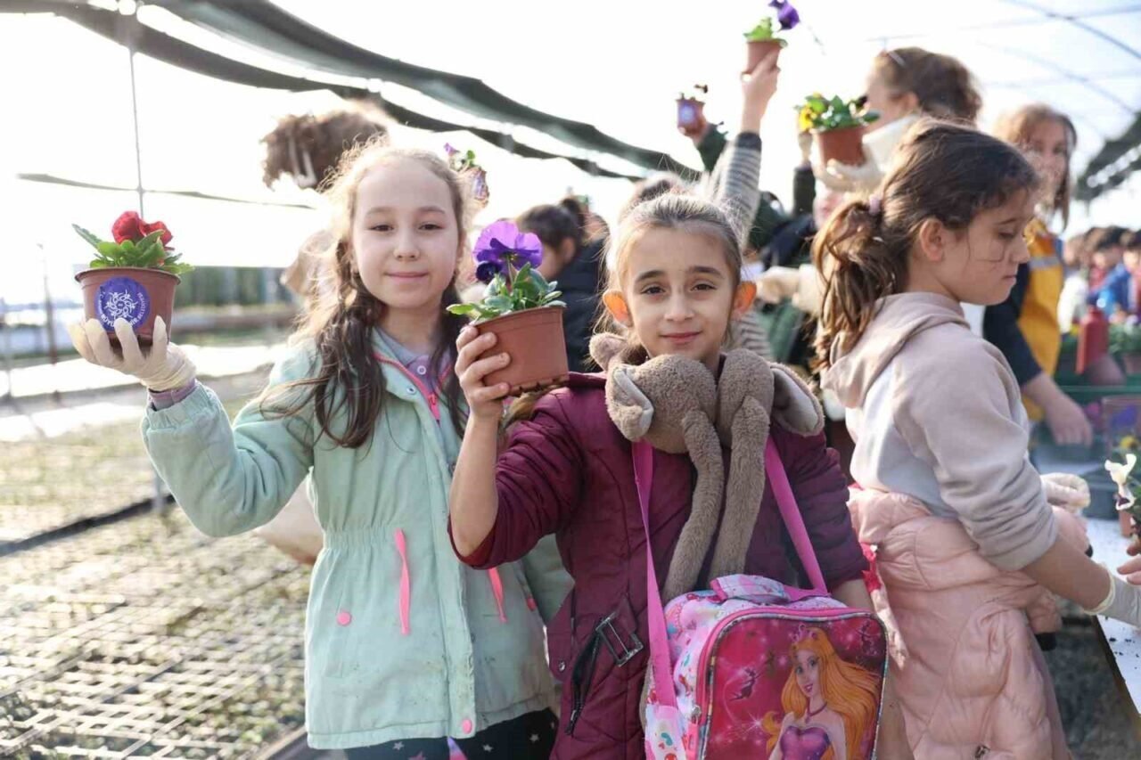 Başkan Çerçioğlu Aydınlı öğrencilere doğa sevgisini öğretiyor