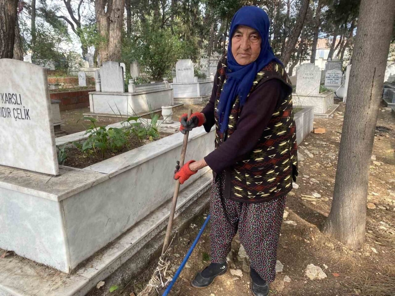 Belediyeden izin alıp 20 yıldır her gün mezarlığa gelerek temizlik yapıyor