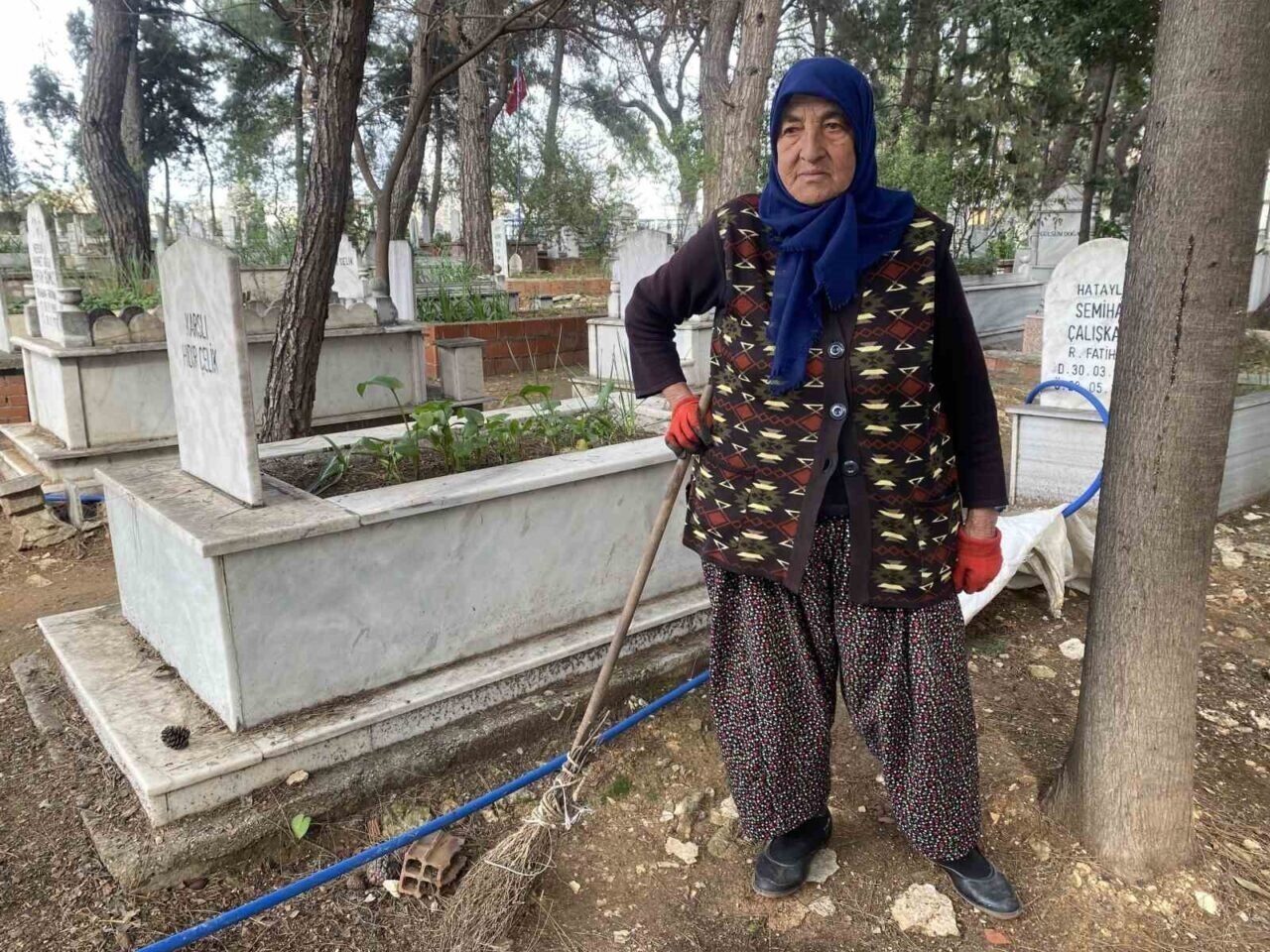 Belediyeden izin alıp 20 yıldır her gün mezarlığa gelerek temizlik yapıyor