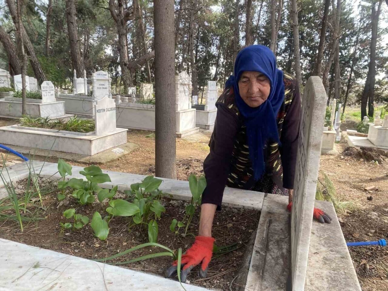 Belediyeden izin alıp 20 yıldır her gün mezarlığa gelerek temizlik yapıyor