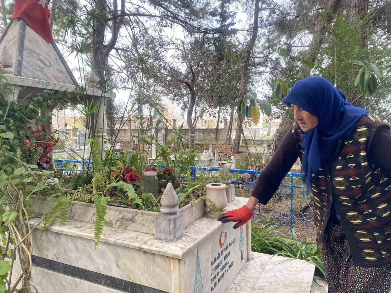 Belediyeden izin alıp 20 yıldır her gün mezarlığa gelerek temizlik yapıyor