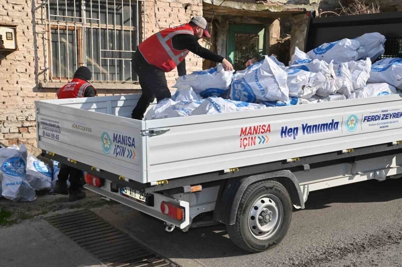 Binlerce çuval odun ihtiyaç sahiplerine dağıtılıyor
