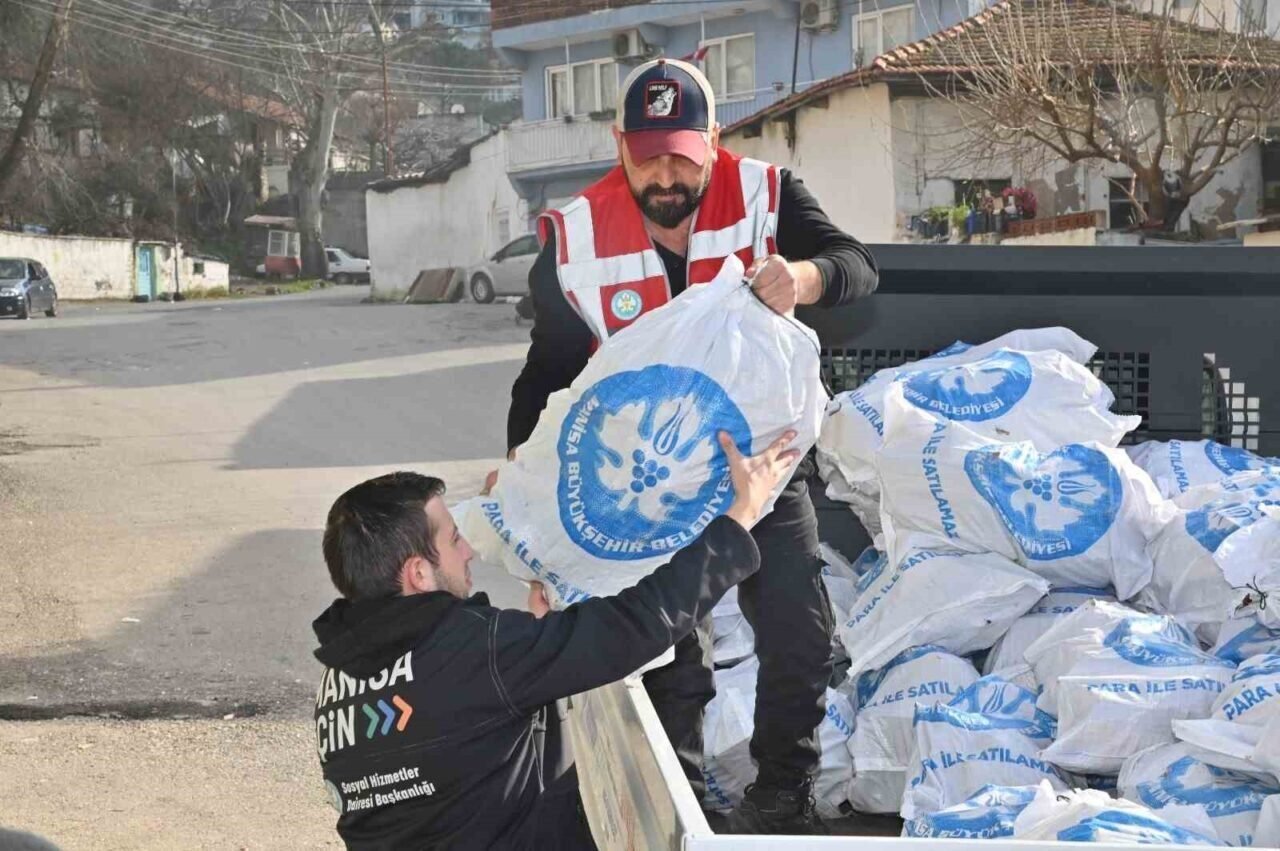 Binlerce çuval odun ihtiyaç sahiplerine dağıtılıyor