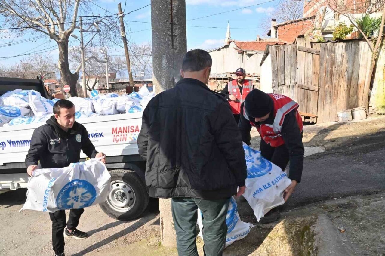 Binlerce çuval odun ihtiyaç sahiplerine dağıtılıyor
