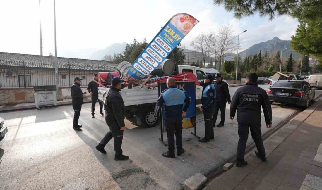 Denizli Büyükşehir Belediyesi Zabıta Dairesi ekipleri, vatandaşların kaldırımlarda rahatça yürüyebilmesi