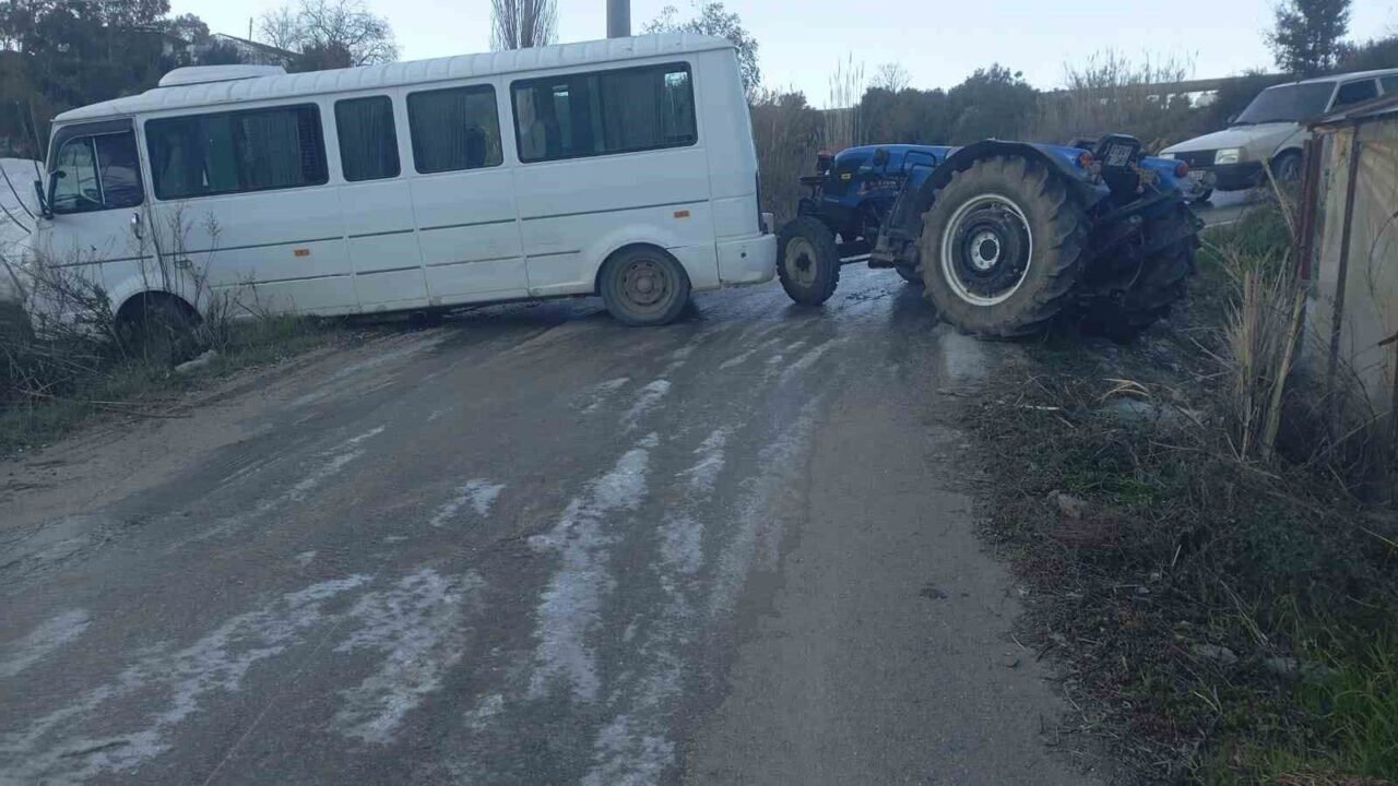Gazipaşa’da okul servisi buzlu yolda kaydı, korku dolu anlar yaşandı