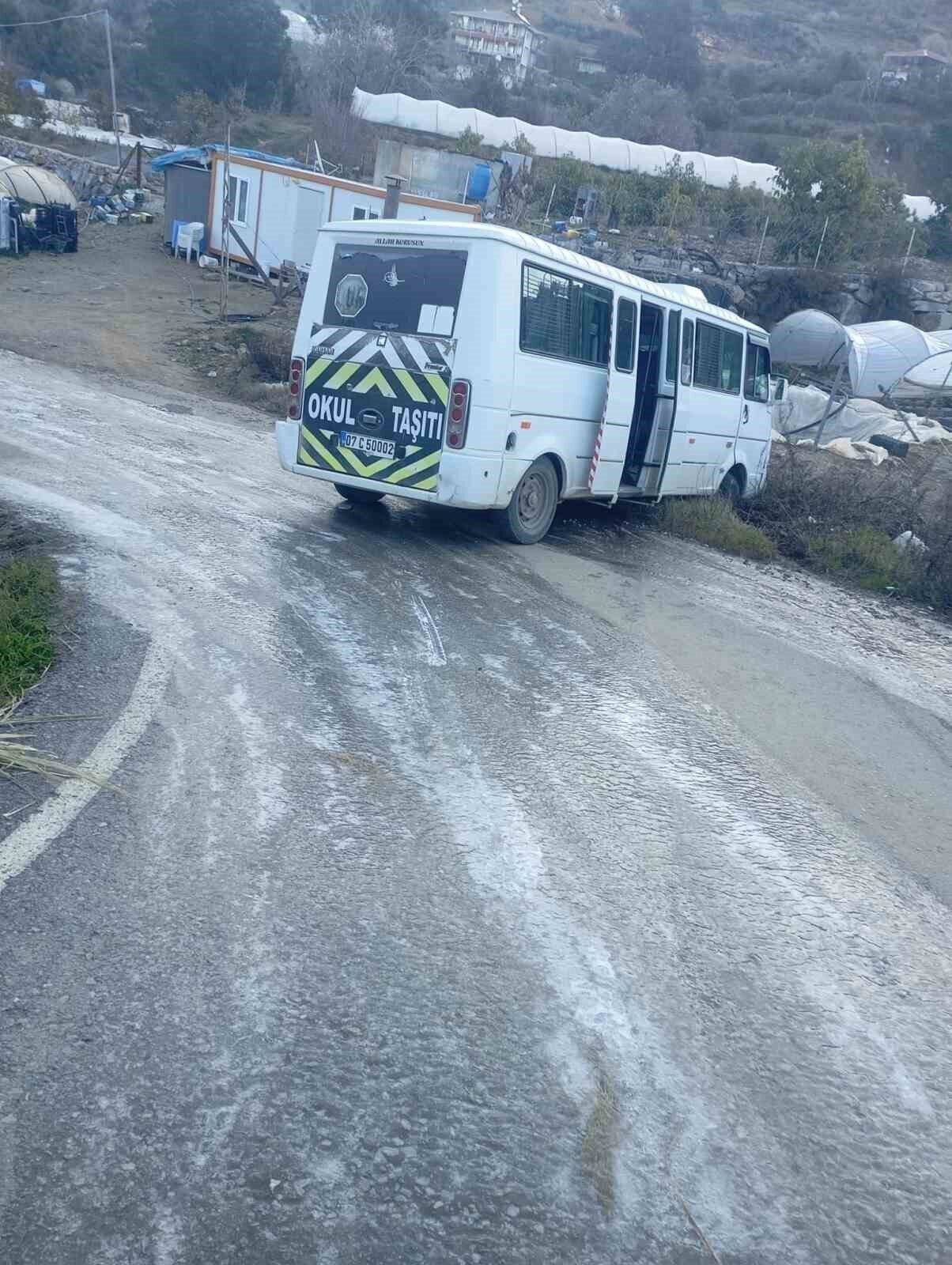 Gazipaşa’da okul servisi buzlu yolda kaydı, korku dolu anlar yaşandı
