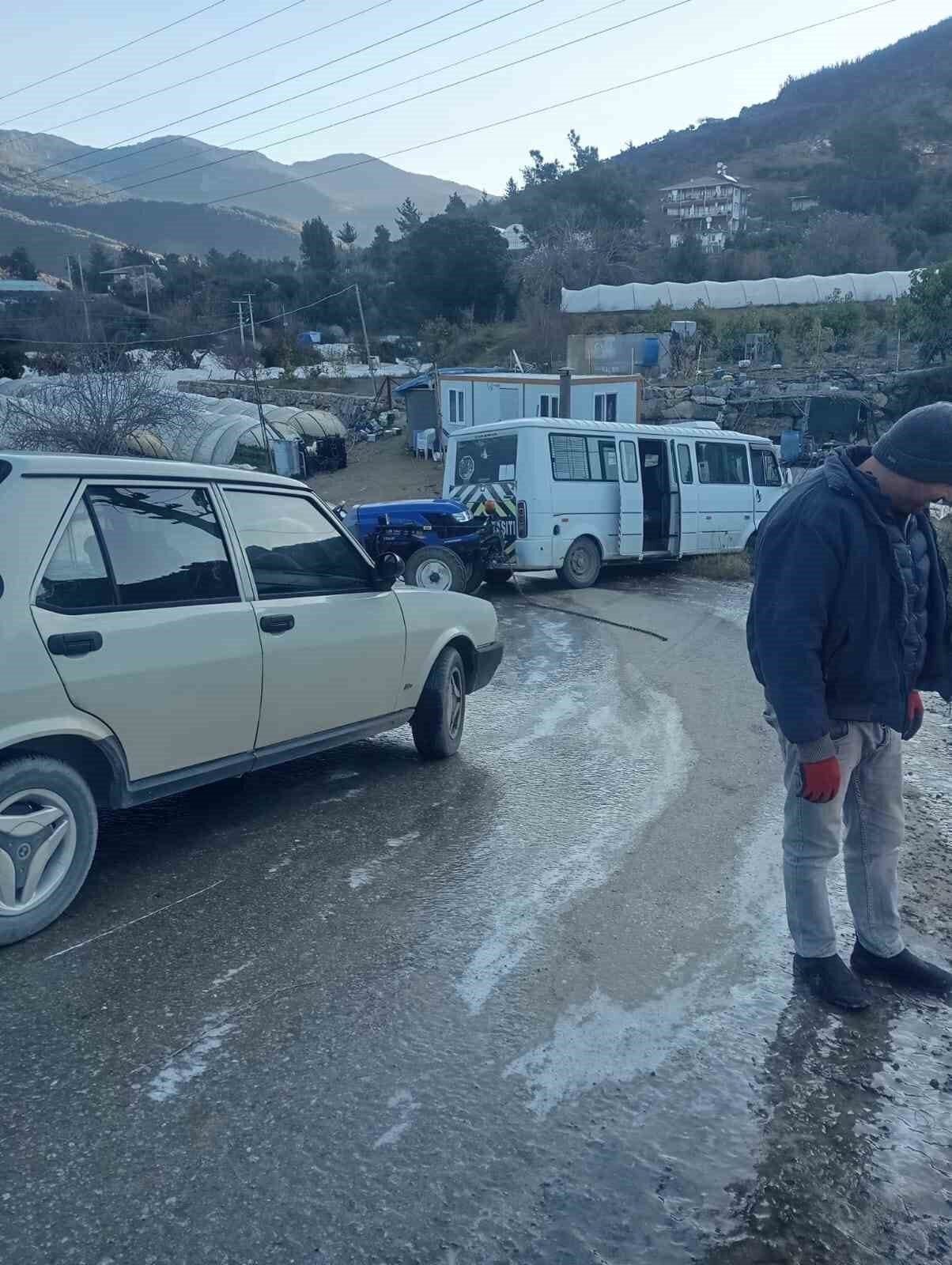 Gazipaşa’da okul servisi buzlu yolda kaydı, korku dolu anlar yaşandı