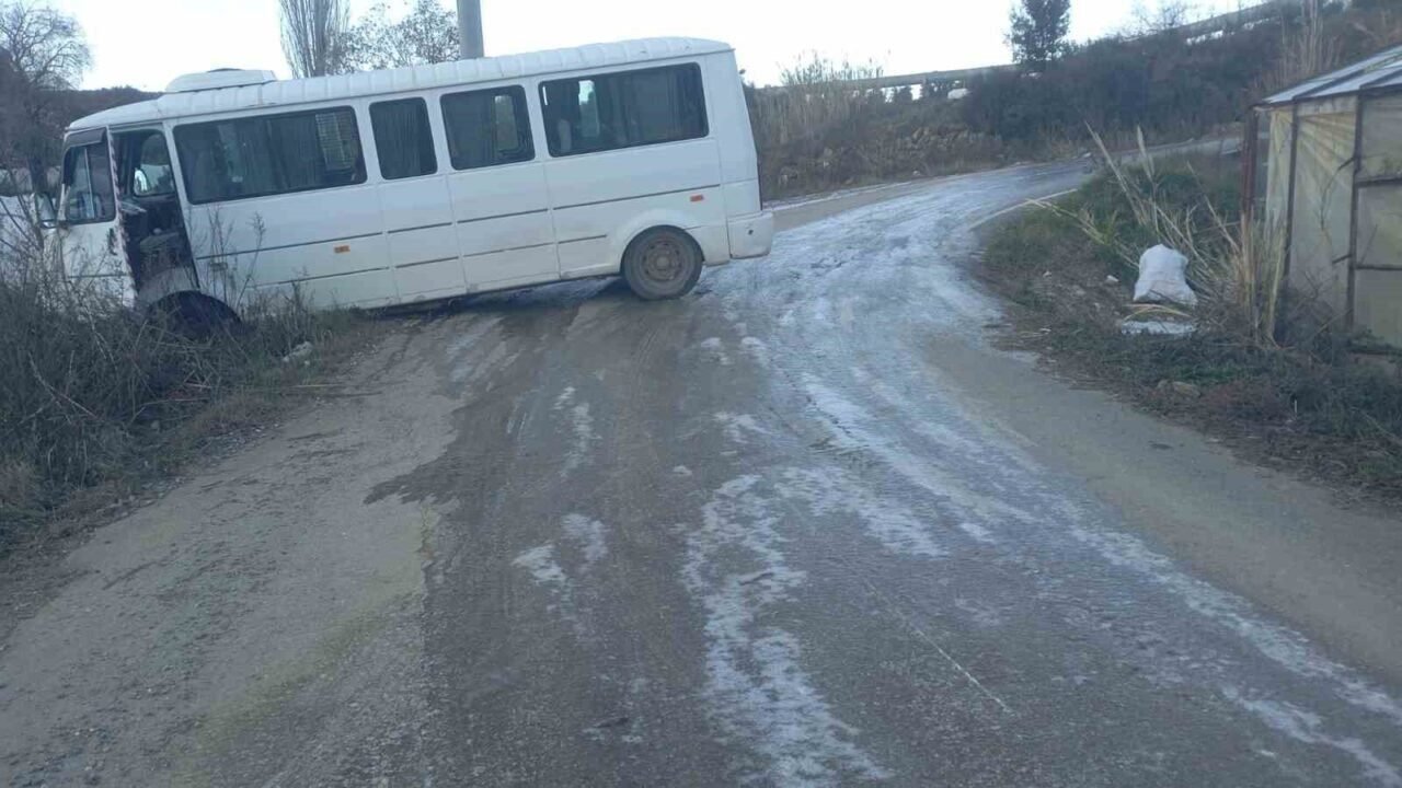 Gazipaşa’da okul servisi buzlu yolda kaydı, korku dolu anlar yaşandı