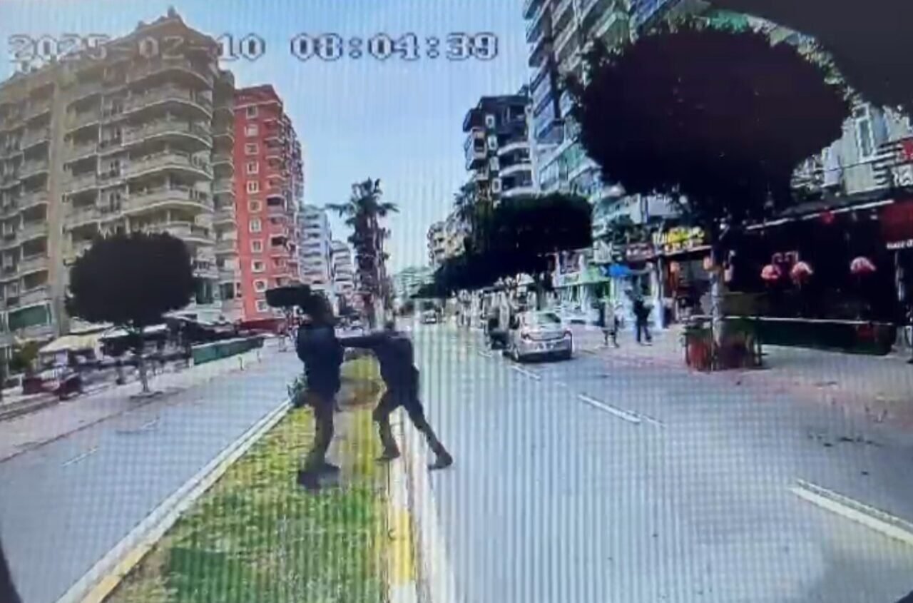 Güvenlik görevlisi trafikte tartıştığı halk otobüsü şoförlerini bıçakla yaraladı