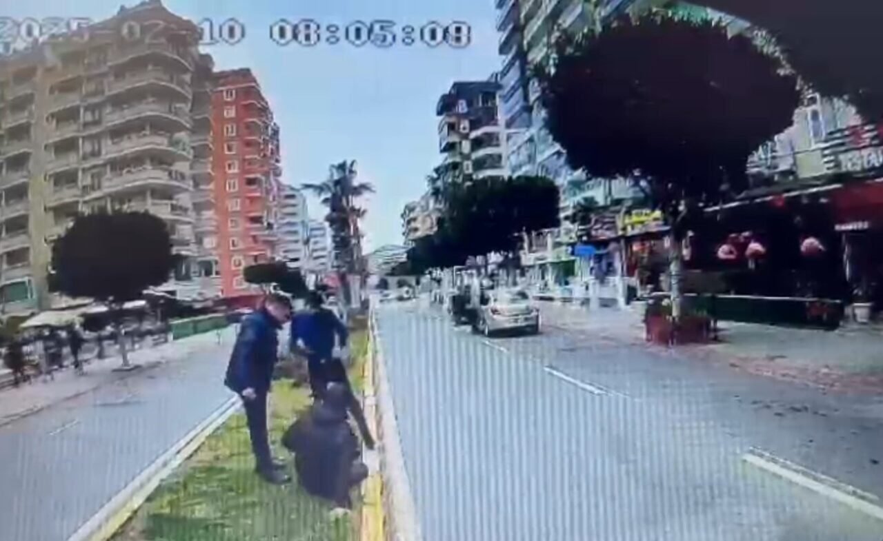 Güvenlik görevlisi trafikte tartıştığı halk otobüsü şoförlerini bıçakla yaraladı