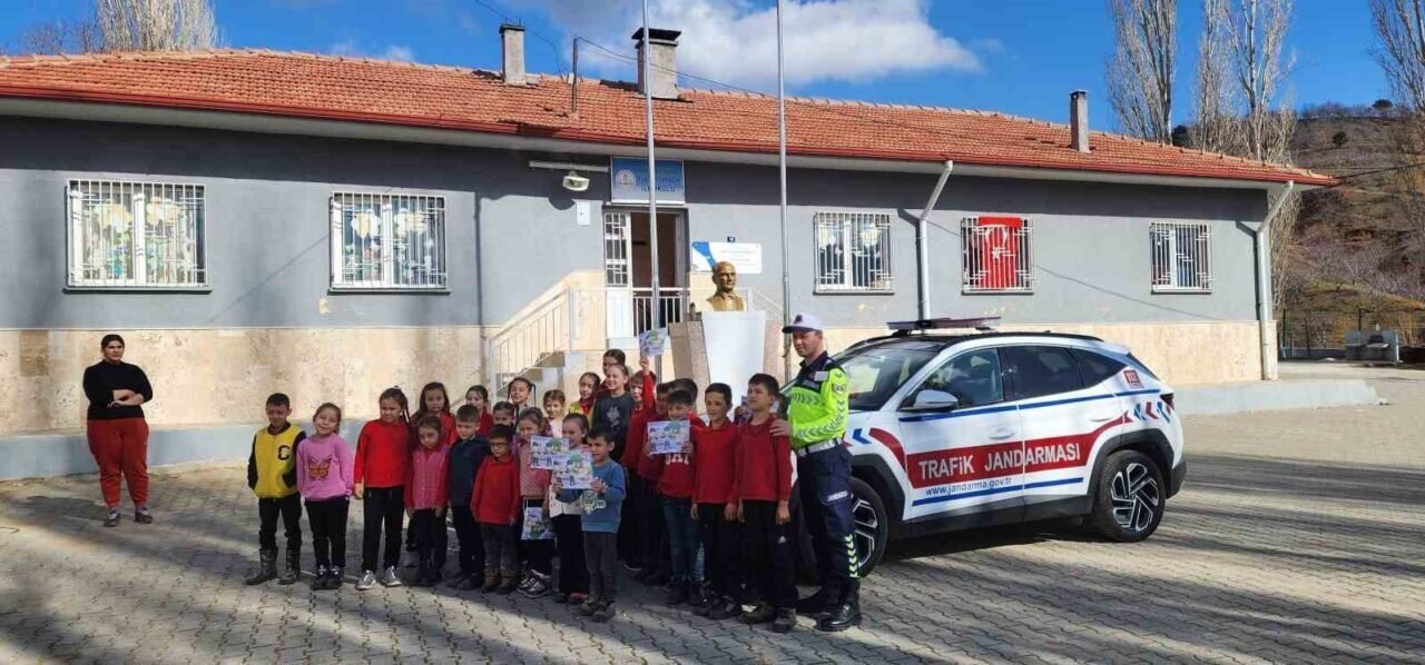 Jandarmadan öğrencilere trafik eğitimi Jandarmadan öğrencilere trafik eğitimi