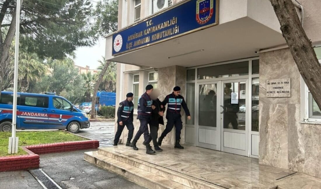 Kendilerini MİT mensubu olarak tanıtan dolandırıcılara jandarmadan operasyon: 5 gözaltı Manisa İl Jandarma Komutanlığı JASAT ve TEM Timleri ile MİT