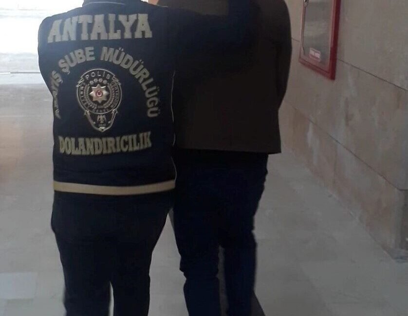 Kendisini MİT görevlisi olarak tanıtıp yarım milyonluk vurgun yaptı Antalya’da telefonda kendisini MİT görevlisi olarak tanıtıp 2 vatandaşı baskı