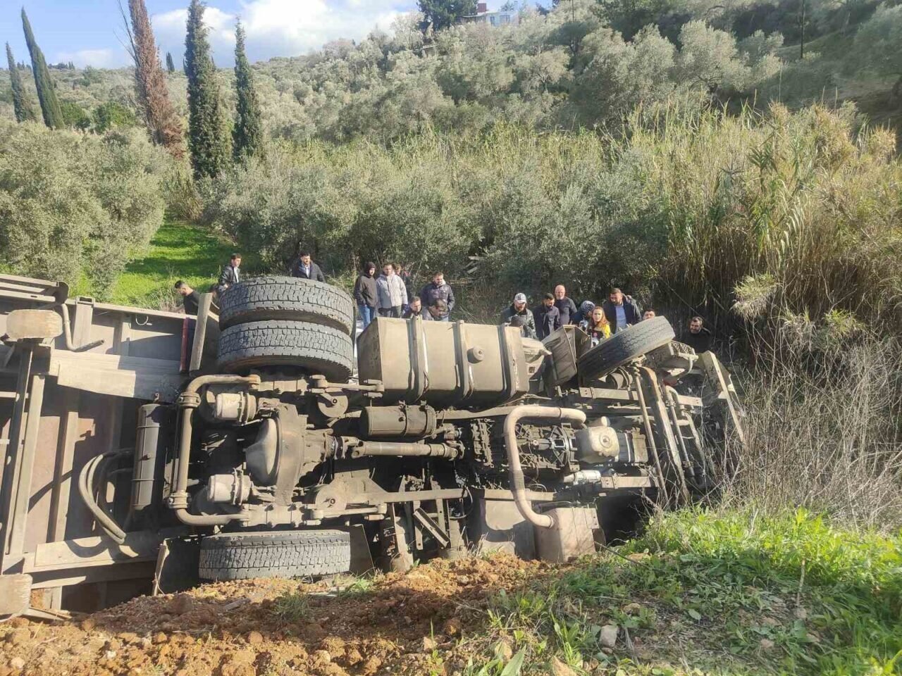 Kuşadası’nda virajı alamayan tır tarlaya uçtu: 1 ölü, 3 yaralı