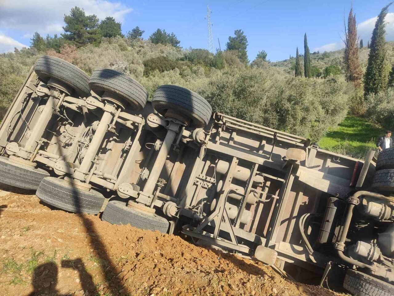 Kuşadası’nda virajı alamayan tır tarlaya uçtu: 1 ölü, 3 yaralı