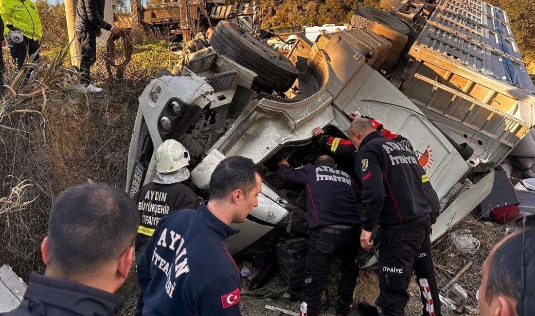 Aydın’ın Kuşadası ilçesinde keskin virajı alamayan yem yüklü tırın devrilmesi