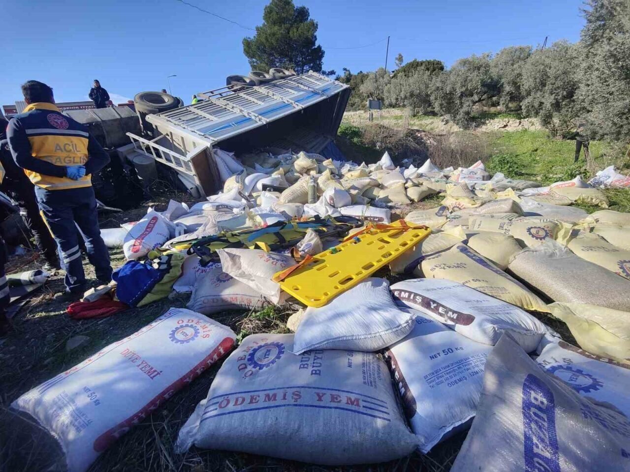 Kuşadası’nda virajı alamayan tır tarlaya uçtu: 1 ölü, 3 yaralı