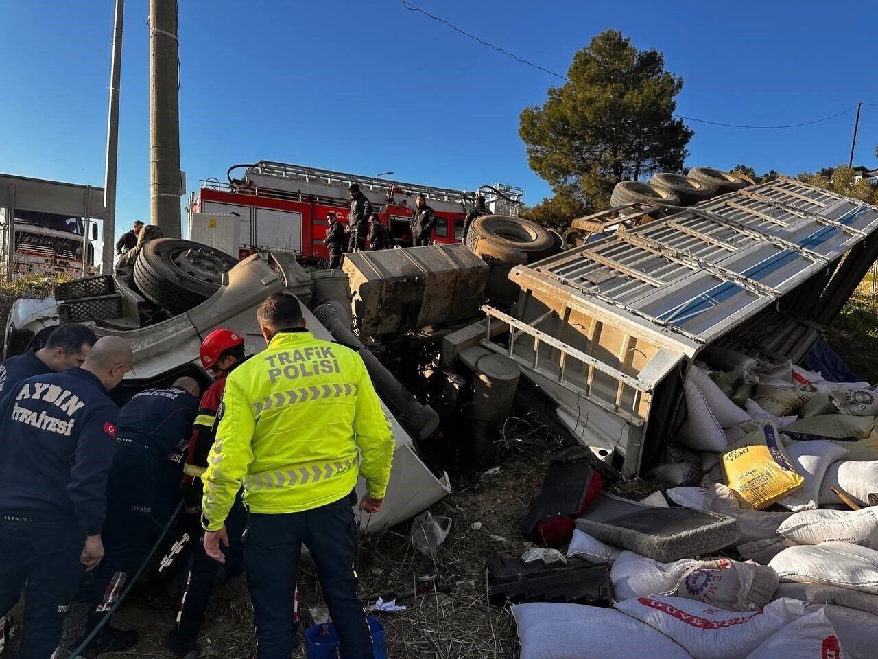 Kuşadası’nda virajı alamayan tır tarlaya uçtu: 1 ölü, 3 yaralı