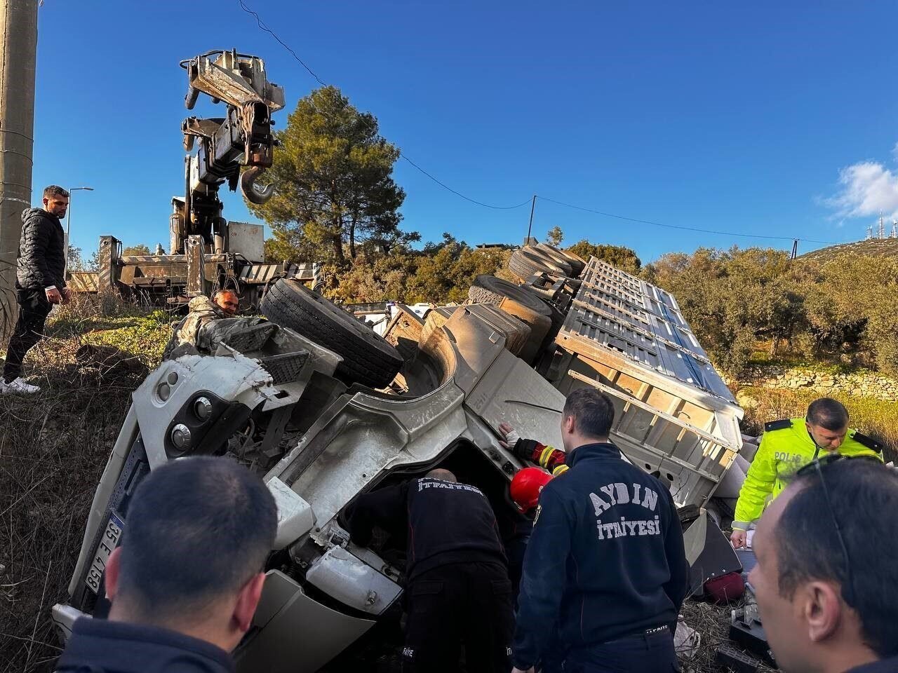 Kuşadası’nda virajı alamayan tır tarlaya uçtu: 1 ölü, 3 yaralı