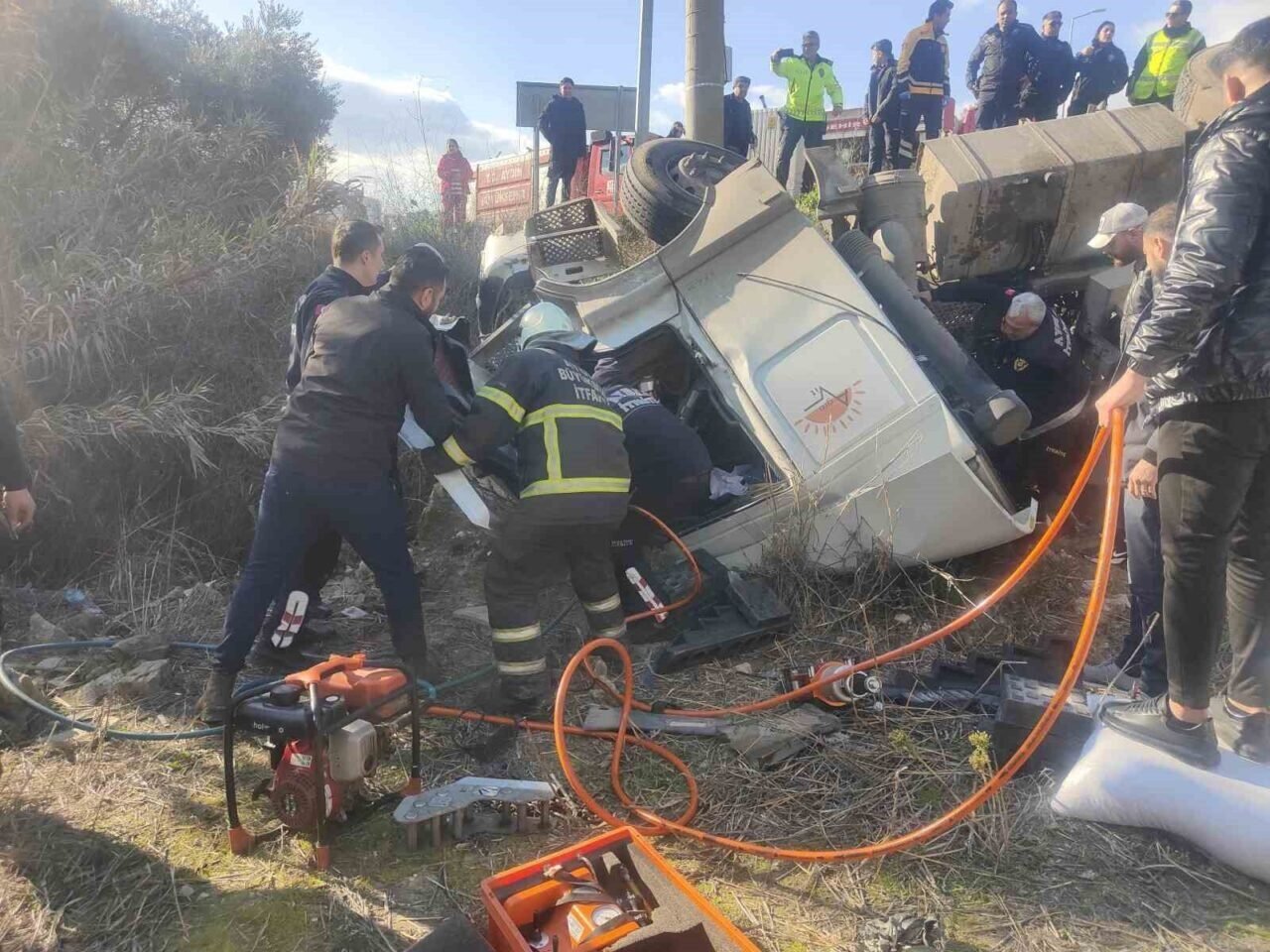 Kuşadası’nda virajı alamayan tır tarlaya uçtu: 1 ölü, 3 yaralı