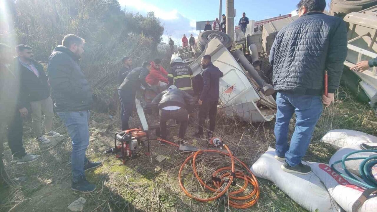 Kuşadası’nda virajı alamayan tır tarlaya uçtu: 1 ölü, 3 yaralı