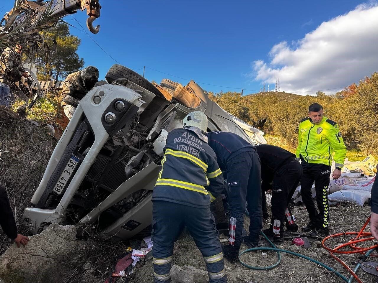 Kuşadası’nda virajı alamayan tır tarlaya uçtu: 1 ölü, 3 yaralı