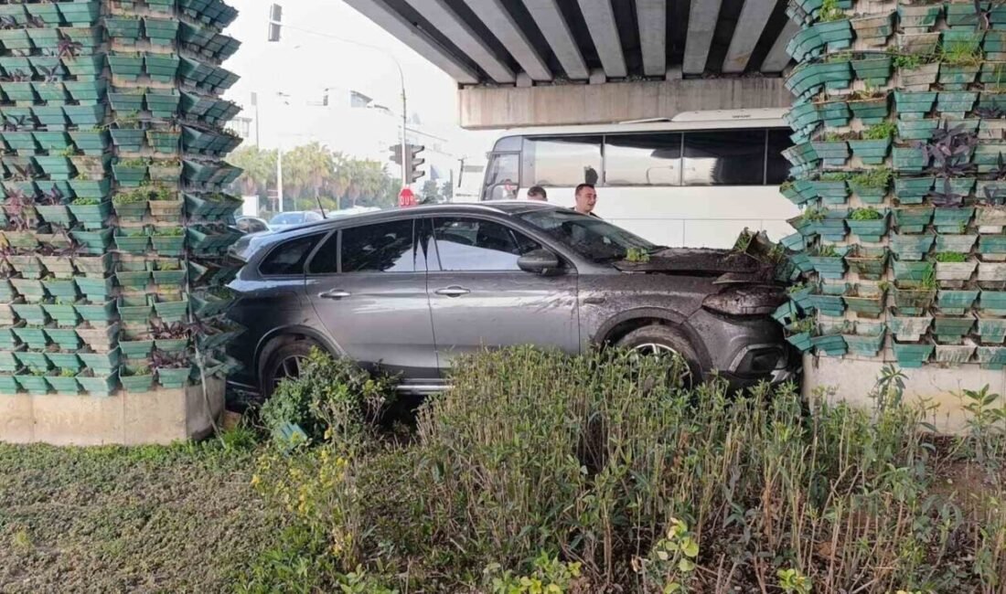 Antalya’nın Manavgat ilçesinde sinyalizasyon sistemindeki arıza nedeniyle kavşakta meydana gelen