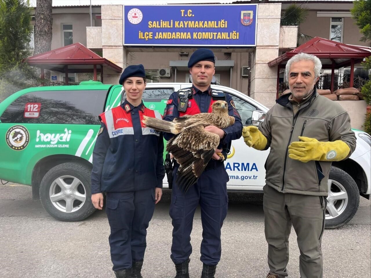 Manisa jandarma Kızıl Şahin’e sahip çıktı Manisa jandarma Kızıl Şahin’e sahip çıktı