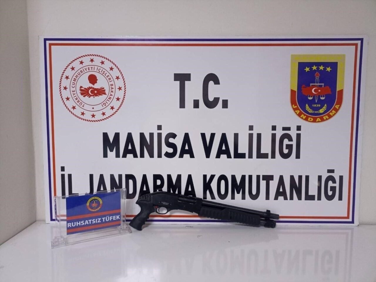 Manisa’da ruhsatsız tabanca ve tüfek ele geçirildi