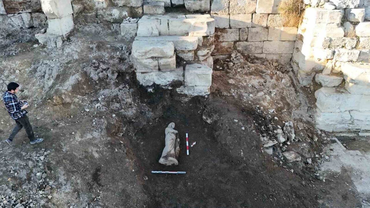 Perge Antik Kenti’nde beş yeni heykel gün yüzüne çıkarıldı