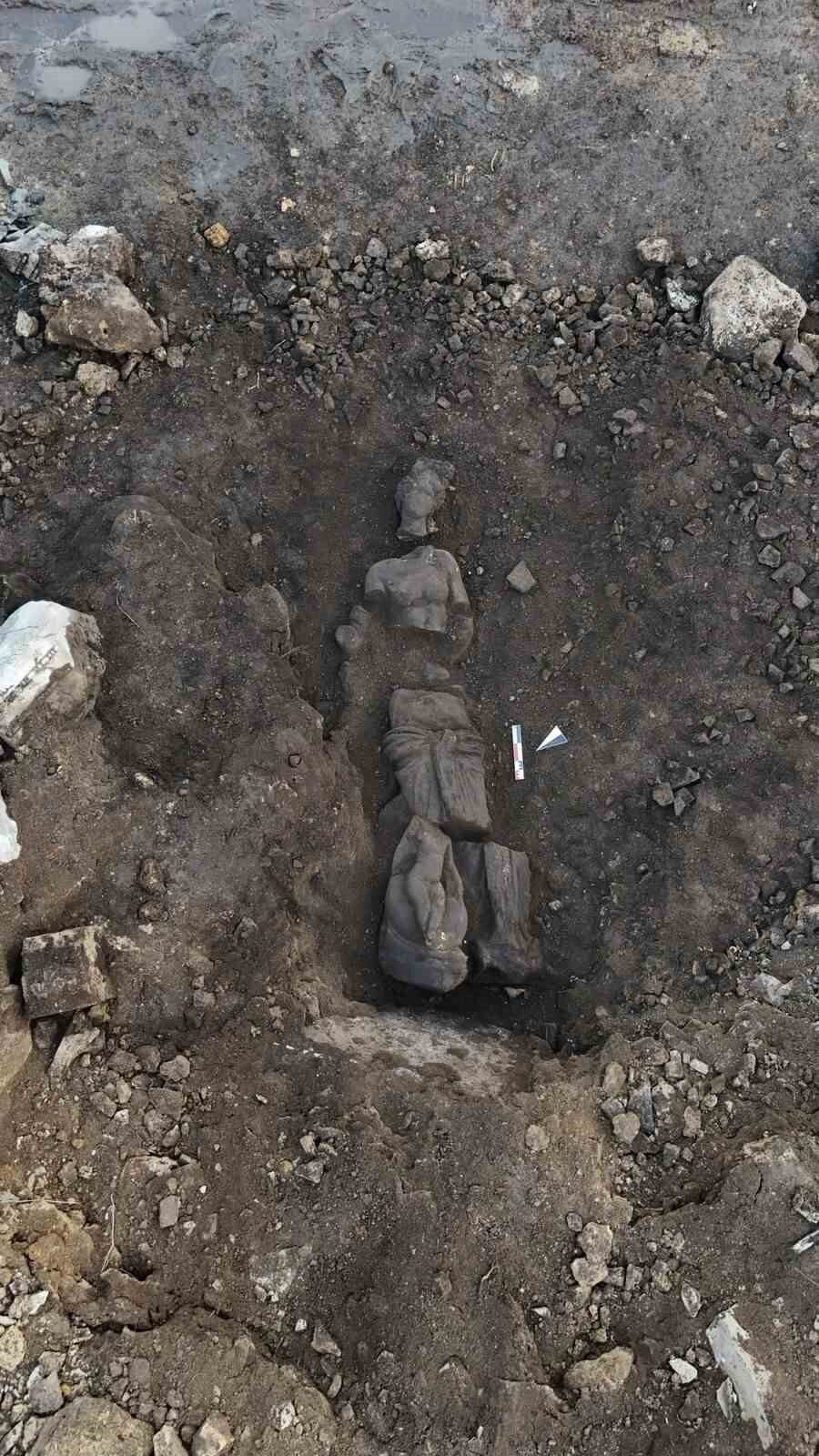 Perge Antik Kenti’nde beş yeni heykel gün yüzüne çıkarıldı