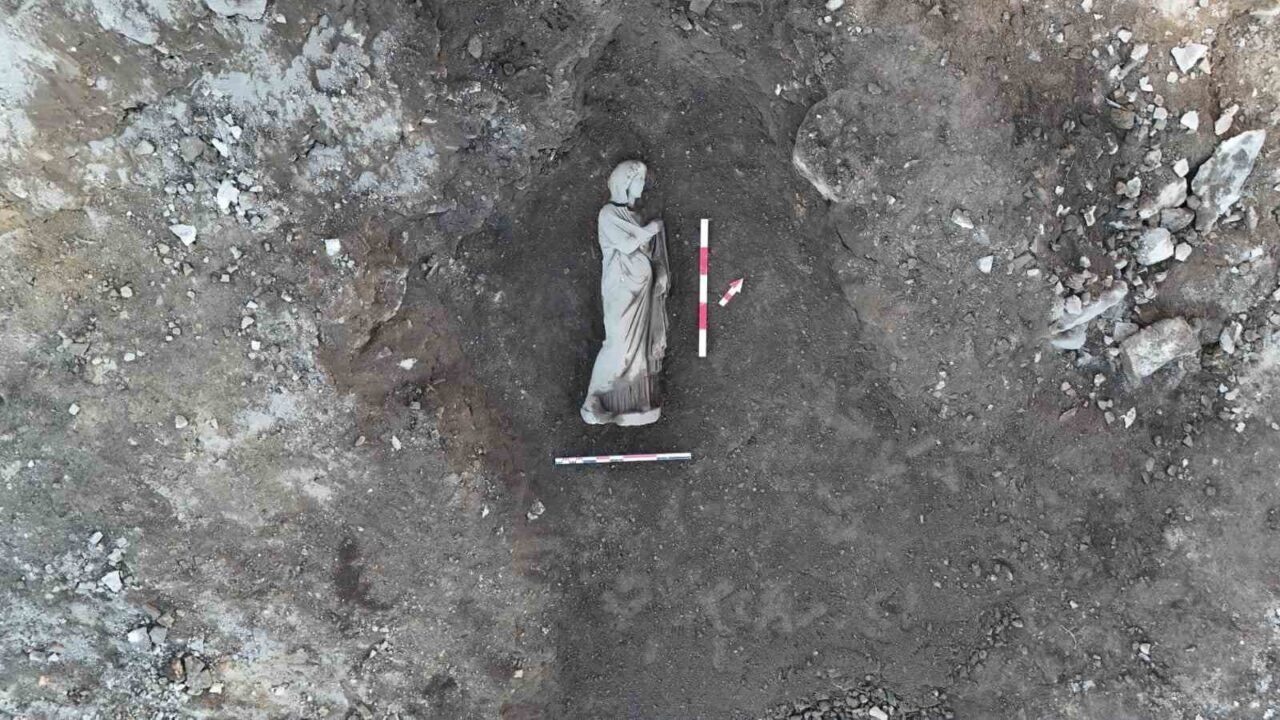 Perge Antik Kenti’nde beş yeni heykel gün yüzüne çıkarıldı